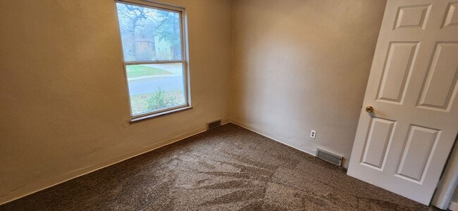Building Photo - Beaverdale! 2 Bedroom, 1 Bathroom home with detached garage