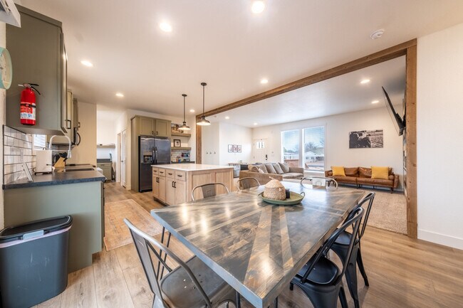 Building Photo - 523 W Vance Dr