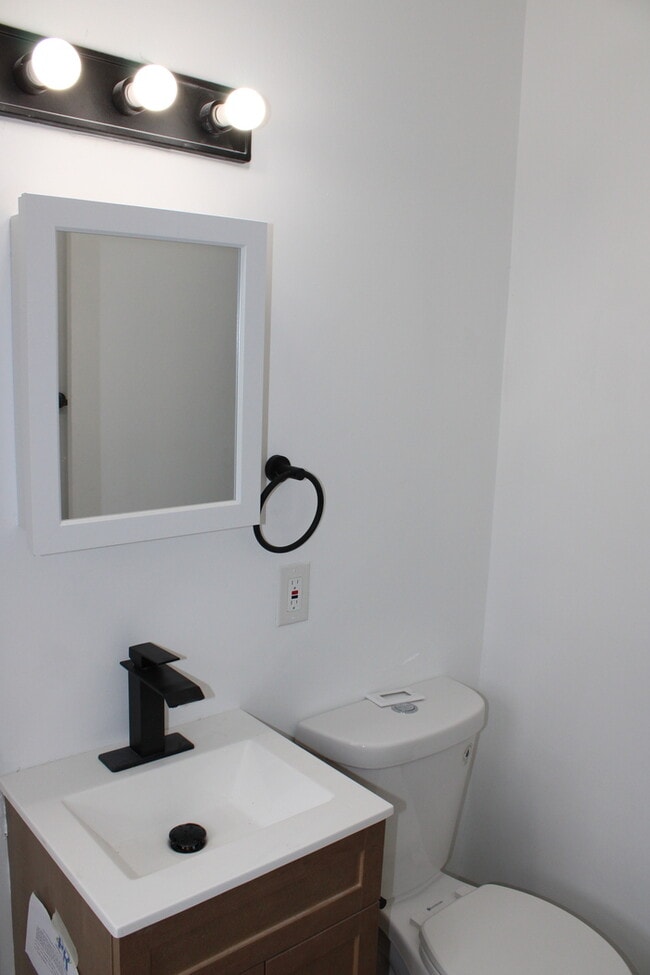 Building Photo - Newly rehabbed 3 bed - 2 full bath in Glad...