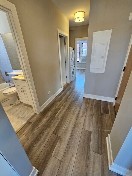 Building Photo - 3931 N Janssen Ave