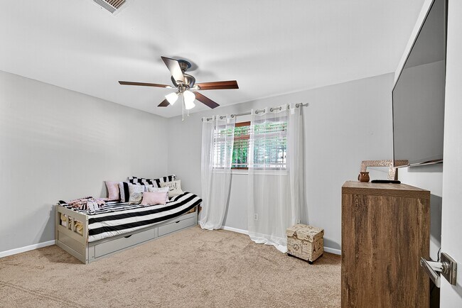 Building Photo - 9402 Meadowcroft Dr