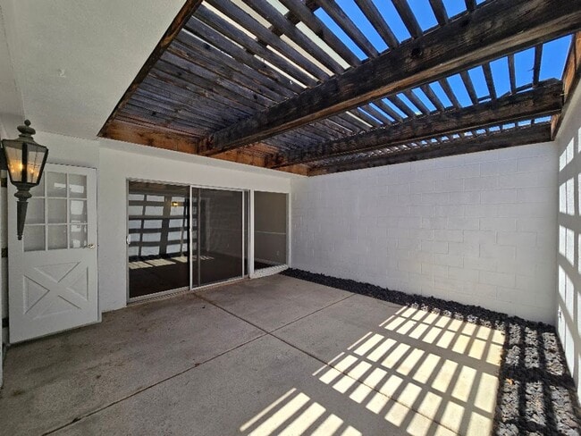 Building Photo - A Fabulous 3 Bedroom Townhome Centrally located.