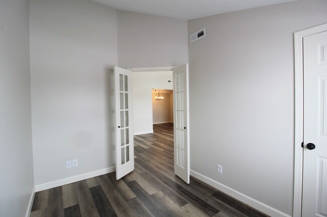 Building Photo - Fun and Stylish Living at Madison Manor! Top-Floor Condo with Vaulted Ceilings and Skylights