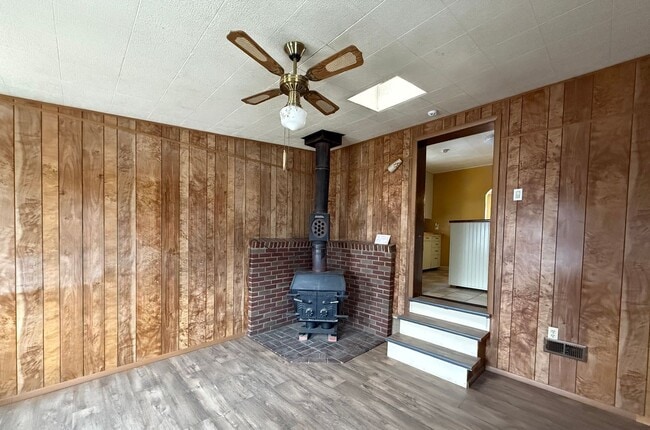 Building Photo - Home With Personality