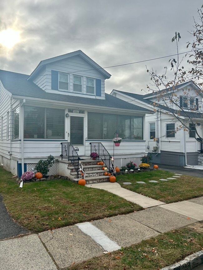 Building Photo - 19 Rose Ave