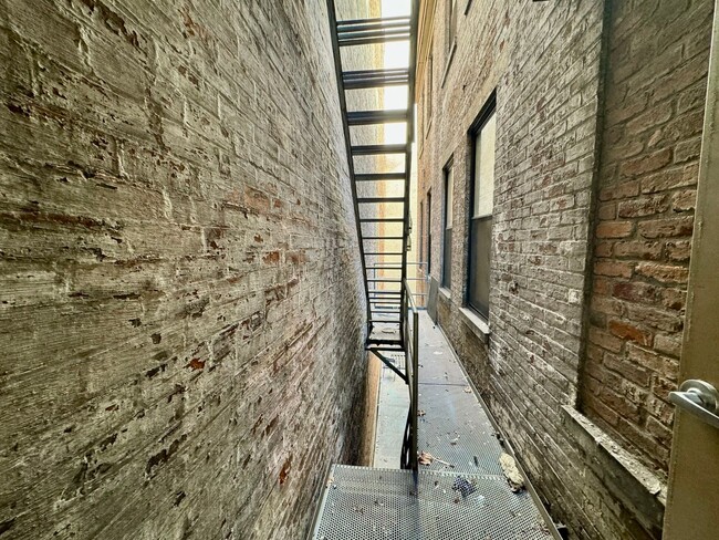 Building Photo - 641 Walnut St