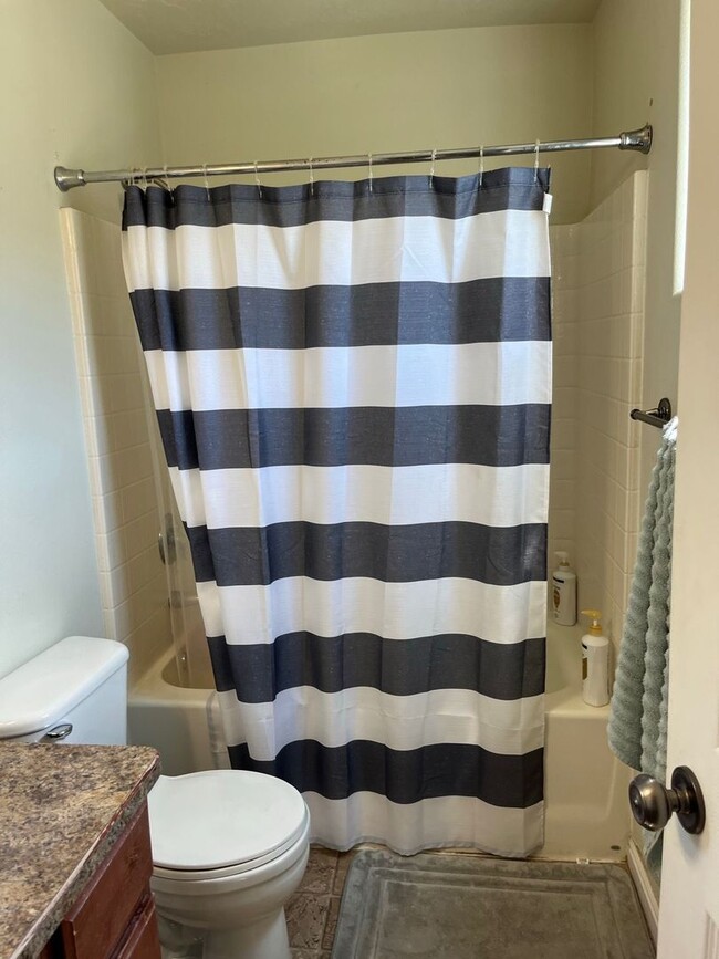 Building Photo - Charming Townhome