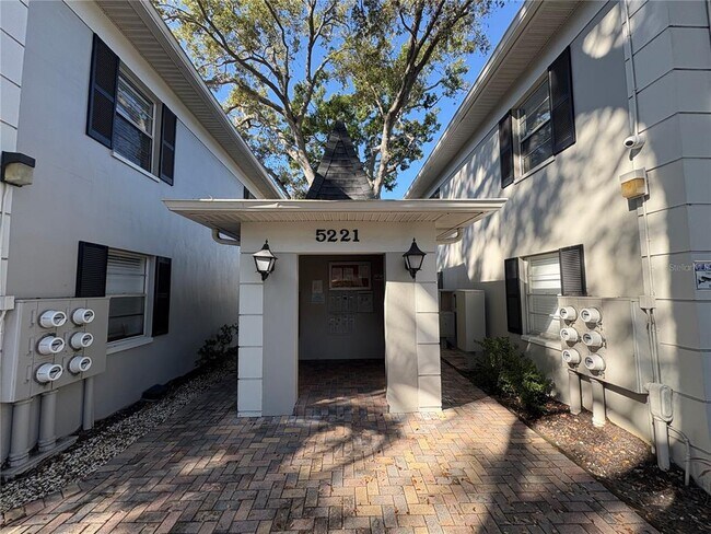 Building Photo - 5221 Bayshore Blvd