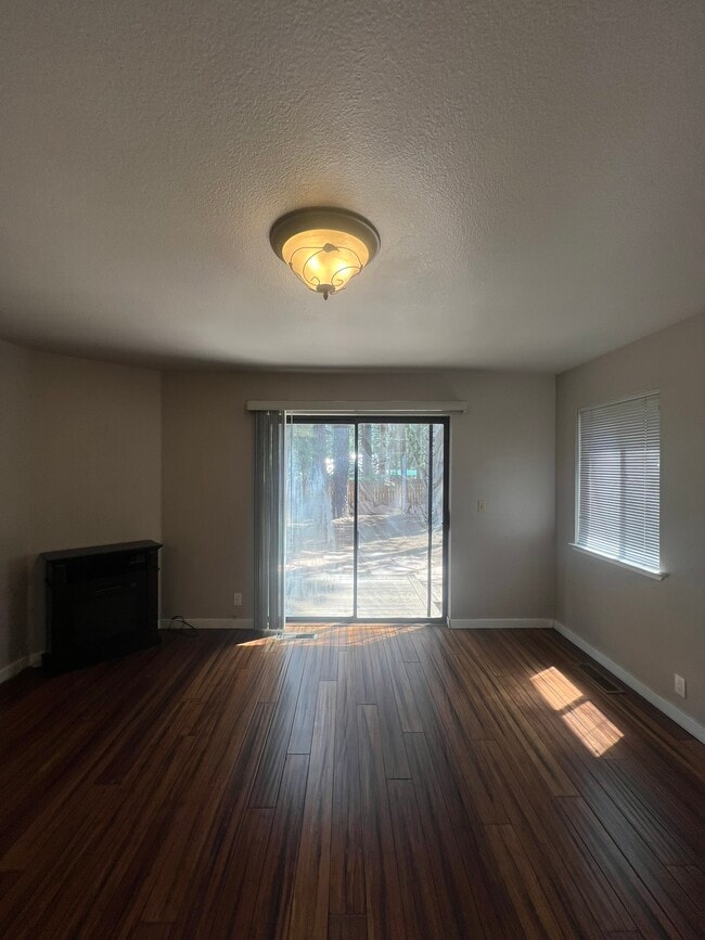 Building Photo - 3364 Treehaven Dr