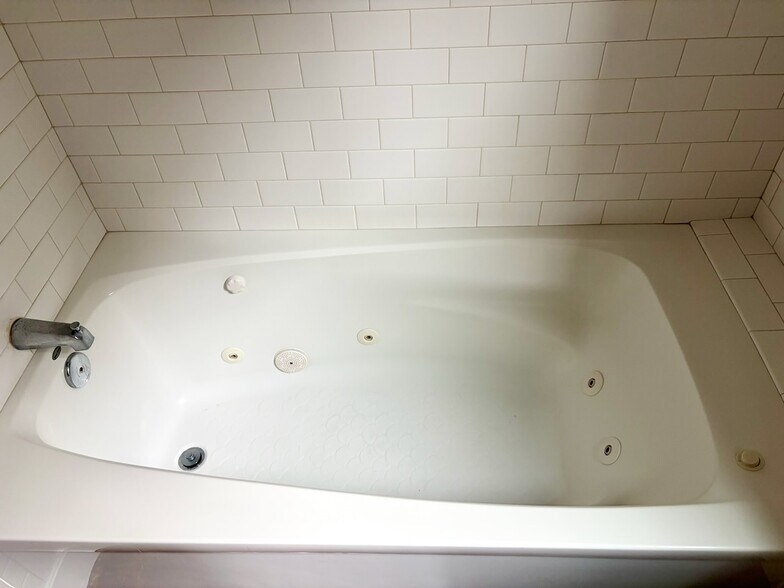 Building Photo - 3263 Louise St