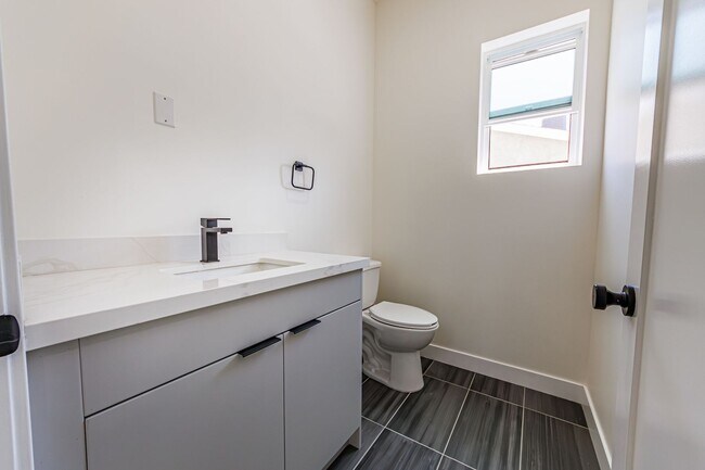 Building Photo - Luxury 3-Bed Townhome-Style Retreat in Hol...