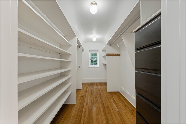 Building Photo - 30 Park Dr N