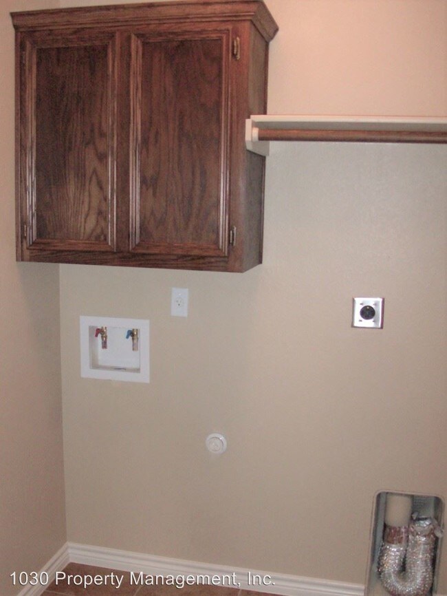 Building Photo - 3107 Lineage Loop