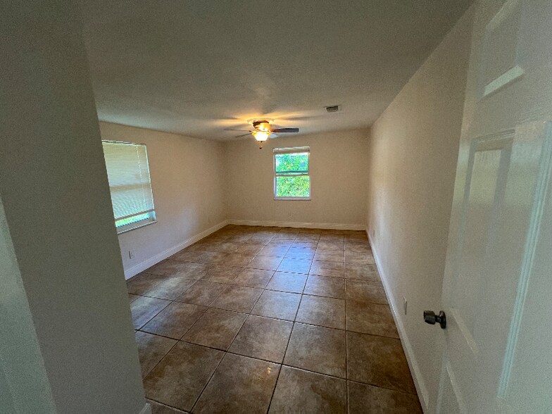 Building Photo - 2722 SE 16th Pl