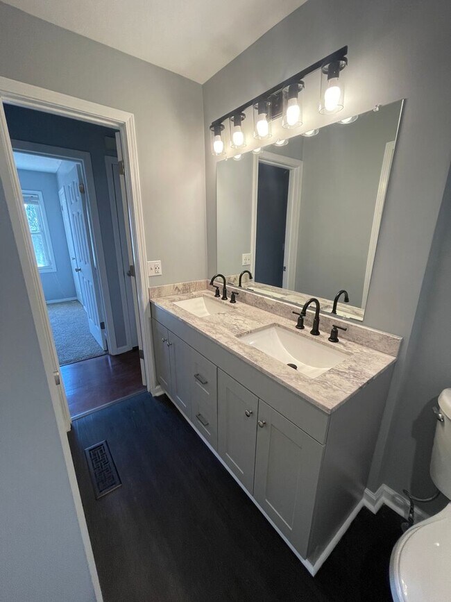 Building Photo - Sensational Three Bedroom Home Located in the Earlewood Community!