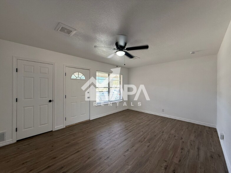 Building Photo - 4907 Stoneleigh Dr