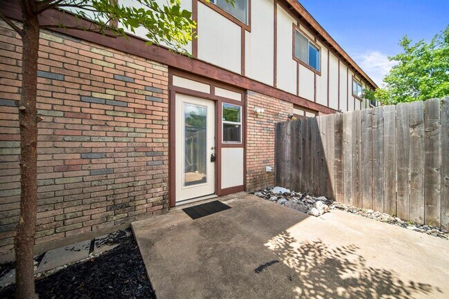 Building Photo - 7409 Shadow Hill Dr