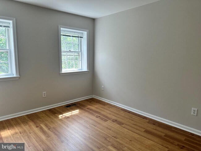 Building Photo - 4847 Chevy Chase Dr
