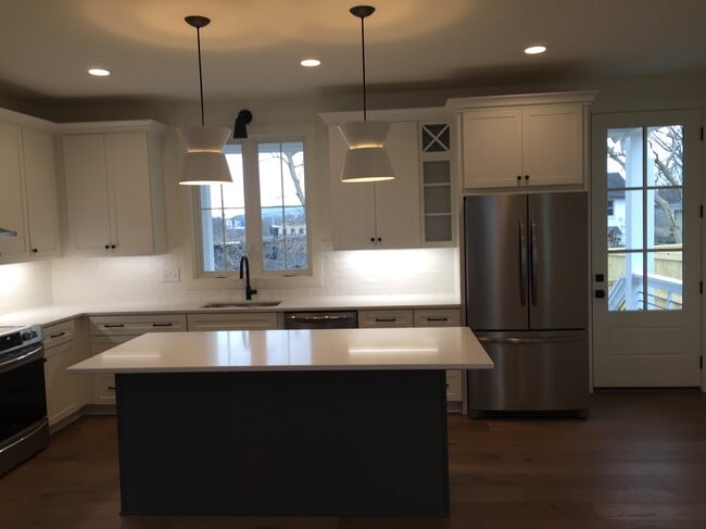 Building Photo - 1207 Sweetbriar Ave