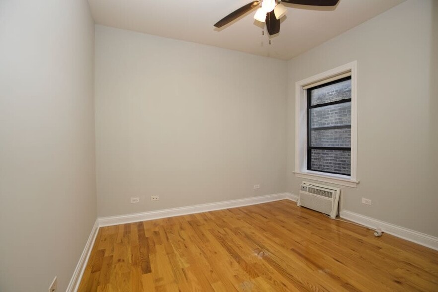 Building Photo - 726 W Addison St