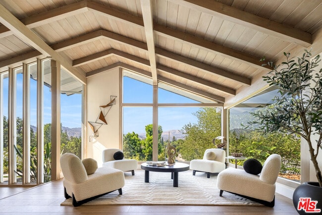 Building Photo - 9425 Gierson Ave