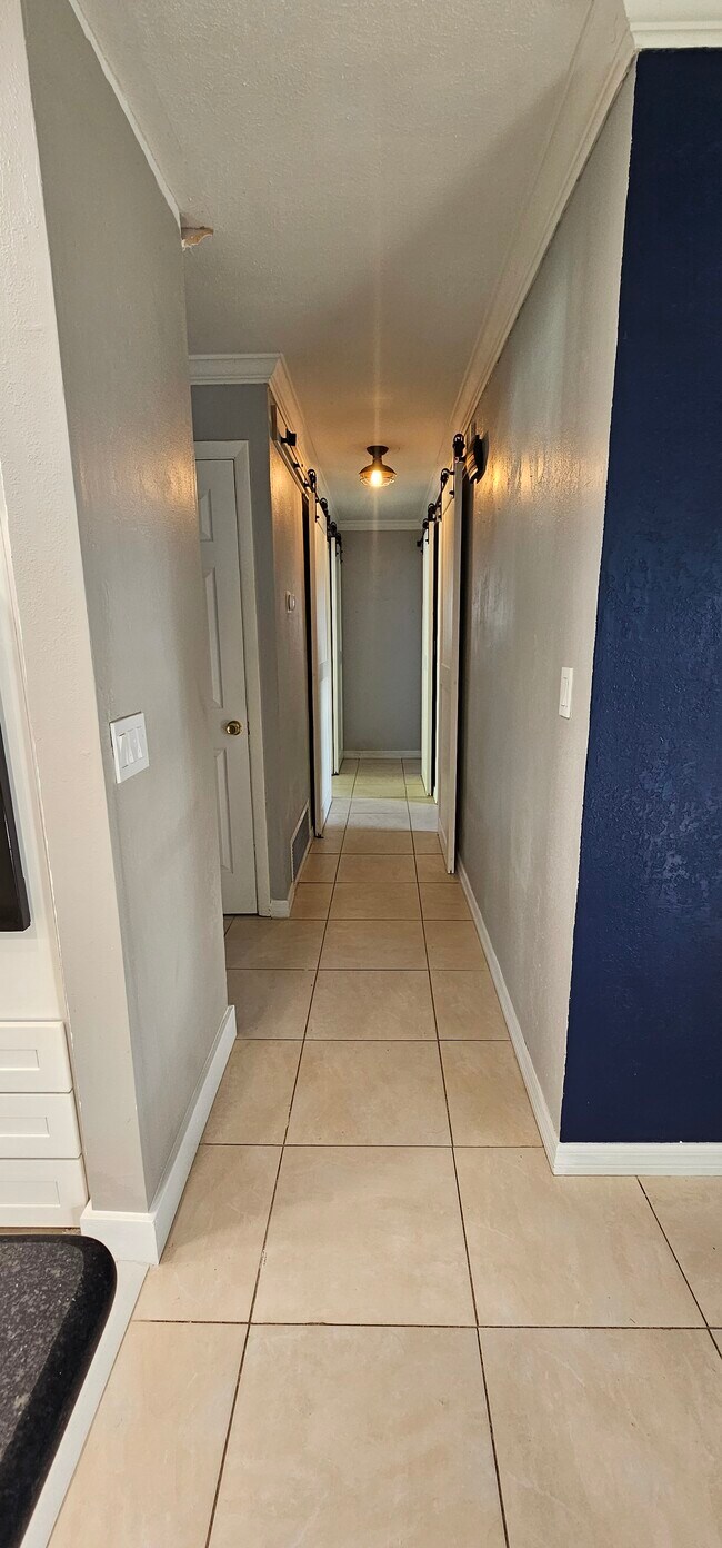 Building Photo - 370 Hunt Dr