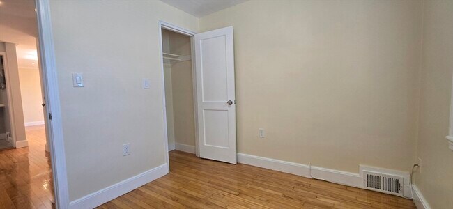 Building Photo - 84 Gladeside Ave