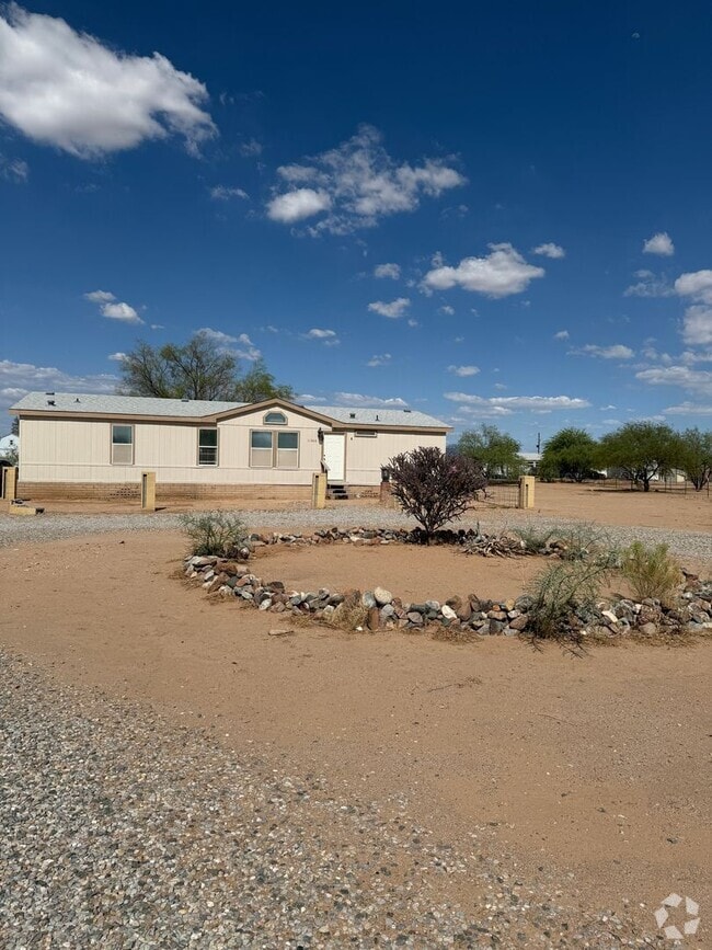 Building Photo - Charming 3-bedroom, 2-bathroom manufacture...