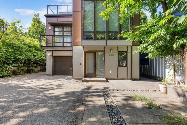 Building Photo - 500 NE Brazee St