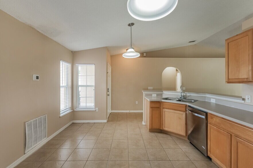 Building Photo - 703 Mountain Top Dr