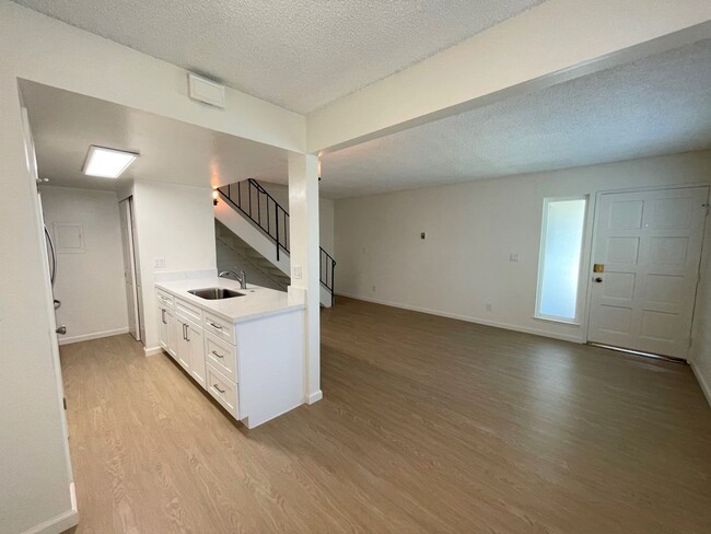 Building Photo - Remodeled 2+1 Townhome in Villa Ventura