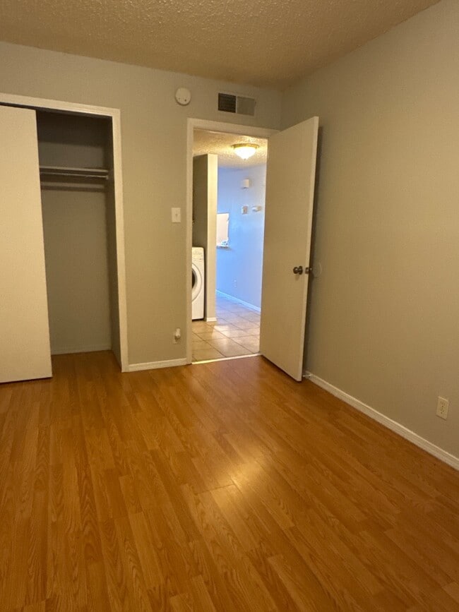 Building Photo - 920 San Pedro Dr SE