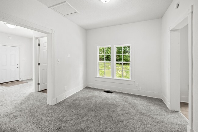Building Photo - Spacious 4 Bedroom 2 Bath Home