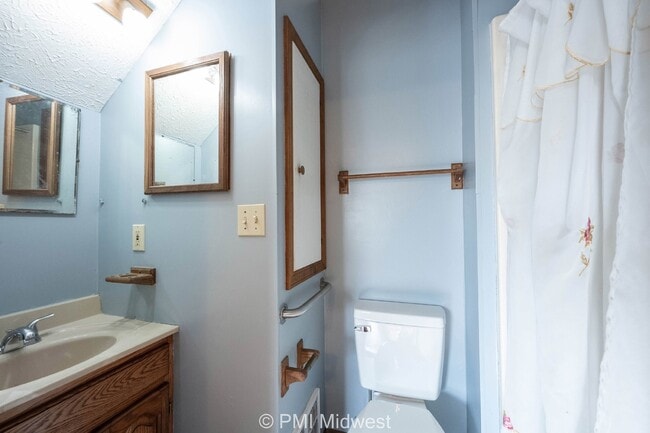Building Photo - Charming Studio Apartment in Greenfield, I...