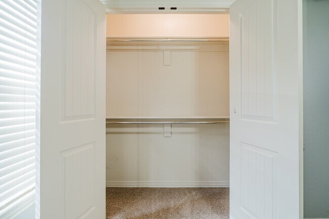 Building Photo - 602 SW Barn Valley Rd