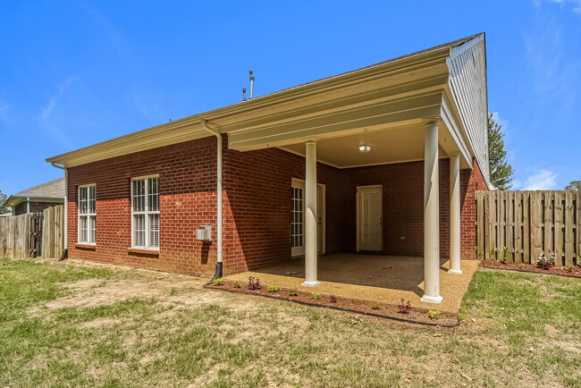 Building Photo - 691 Classic Dr S