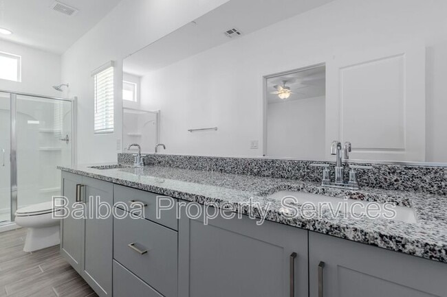 Building Photo - 1318 S 105th Pl