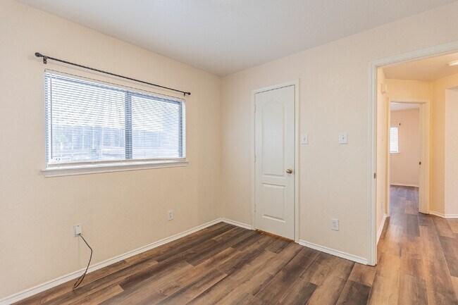 Building Photo - 7910 Lattimer Pond