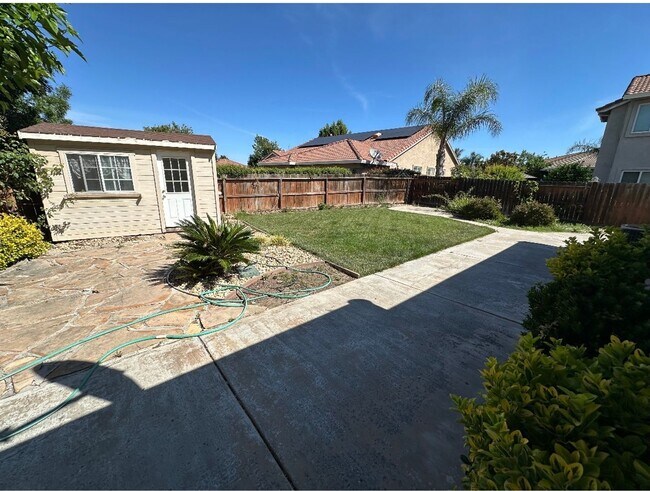 Building Photo - Beautiful 4 Bedroom, 2.5 Bath Master BR downstairs Tracy Home