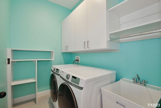 Building Photo - Gorgeous 3/2 Spacious Home with a Fenced Backyard and a Detached 2 Car Garage in the Desirable La...