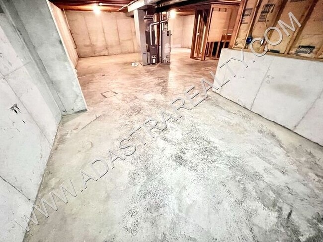 Building Photo - Spacious Gardner Duplex-Available in NOVEM...