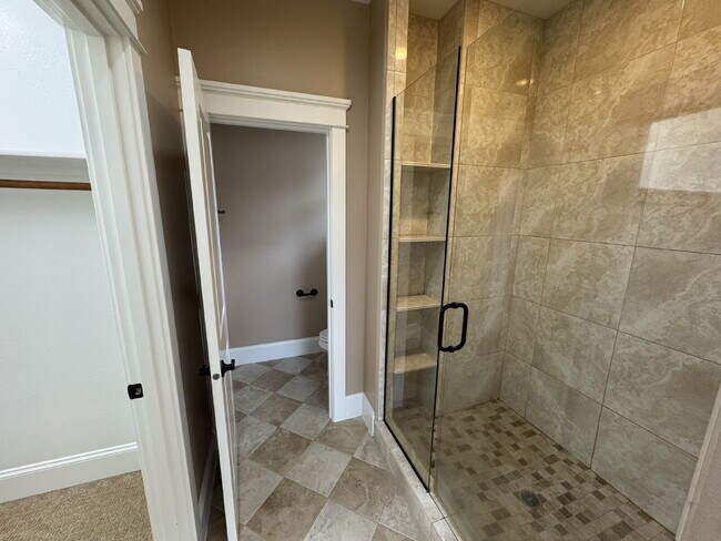 Building Photo - Milwaukie 4-Bedroom Home on Corner Lot, Sp...