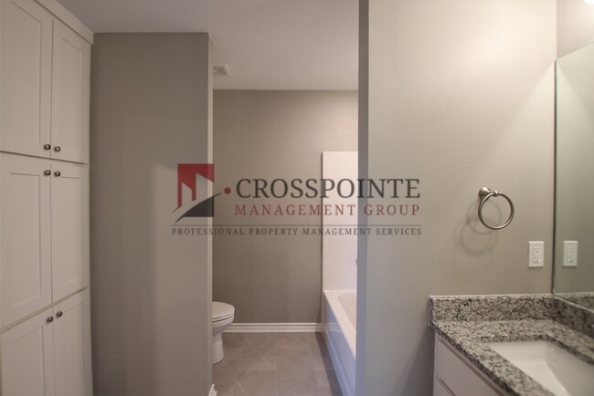 Building Photo - Beautiful 3 Bedroom 2 Bathroom Townhouse in South Tyler!