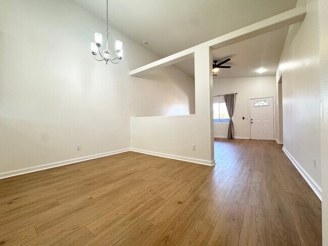 Building Photo - COMING SOON!!! Lovely 3 Bedroom / 2 Bath Apartment in Cathedral City!