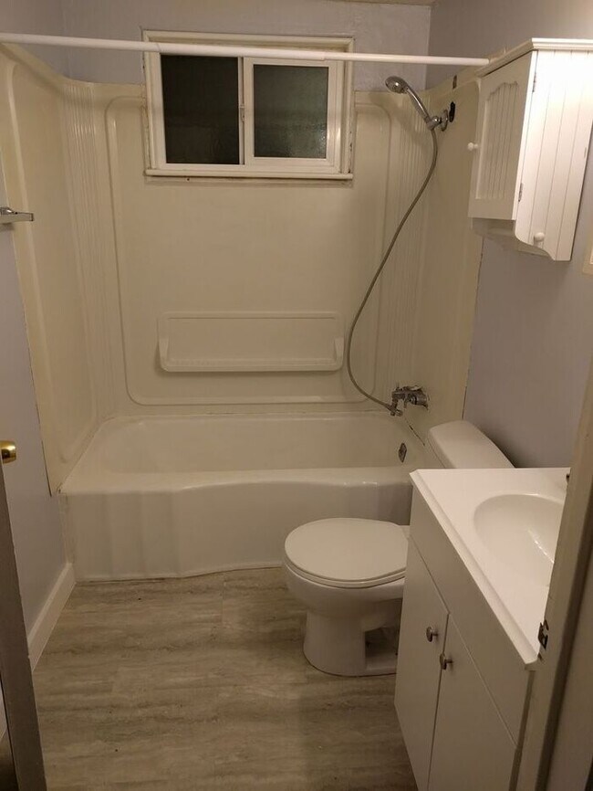 Building Photo - Cozy Basement Apartment - Centrally Located!