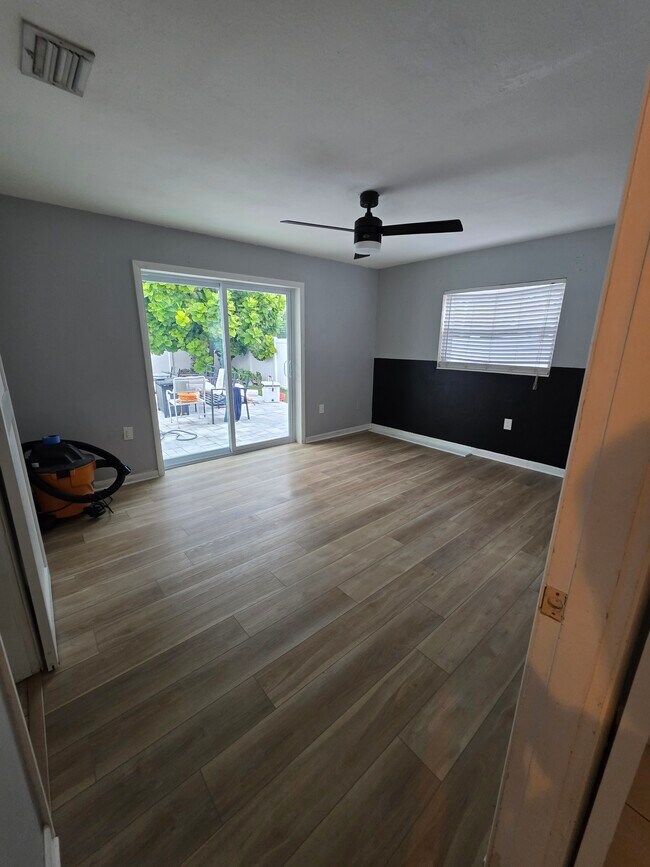 Building Photo - 370 Hunt Dr