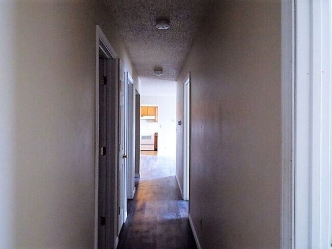 Building Photo - AVAILABLE NOW - NO SECURITY DEPOSIT REQUIRED