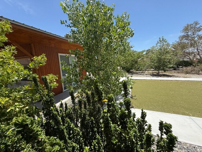 Building Photo - High Desert Retreat- 3 Bedrooms, 2 Bathroo...