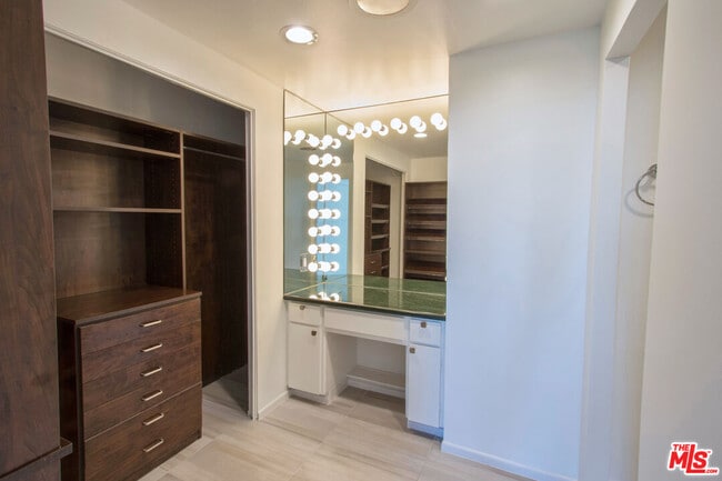 Building Photo - 2170 Century Pk E