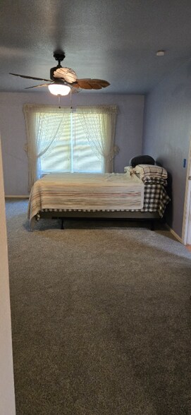 Building Photo - 138 Willow Pl S